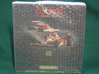 SCALEXTRIC TWIN PACK C2558A CLASSIC GRAND PRIX JAMES HUNT V NIKI LAUDA   - - Image 2