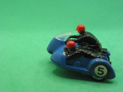VINTAGE TRIANG SCALEXTRIC b1 typhoon motorcycle and side car blue some bodydark shades on back wing - Image 5