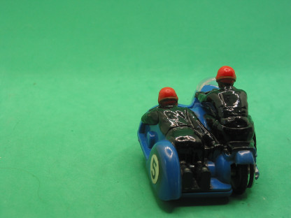 VINTAGE TRIANG SCALEXTRIC b1 typhoon motorcycle and side car blue some bodydark shades on back wing - Image 4
