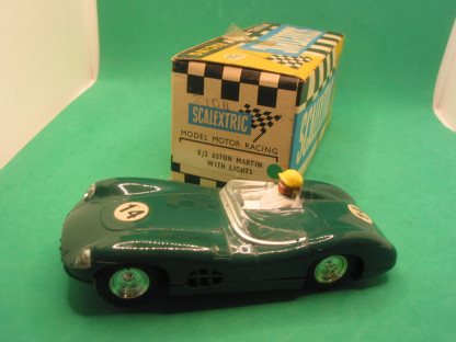 VINTAGE TRIANG SCALEXTRIC E2 C57 ASTON AMRTIN DBR #14 GREEN RUNS VERY WELL , NO MARKS - LIGHTS WORK INTIMITALY - ORIGINAL BULBS THAT WORK WHEN THEY FEEL LIKE IT!  NICE CRISP ORIGINAL BOX   VG+B - Image 2