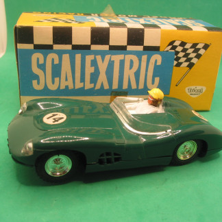 VINTAGE TRIANG SCALEXTRIC E2 C57 ASTON AMRTIN DBR #14 GREEN RUNS VERY WELL , NO MARKS - LIGHTS WORK INTIMITALY - ORIGINAL BULBS THAT WORK WHEN THEY FEEL LIKE IT!  NICE CRISP ORIGINAL BOX   VG+B
