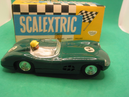 VINTAGE TRIANG SCALEXTRIC E2 C57 ASTON AMRTIN DBR #14 GREEN RUNS VERY WELL , NO MARKS - LIGHTS WORK INTIMITALY - ORIGINAL BULBS THAT WORK WHEN THEY FEEL LIKE IT!  NICE CRISP ORIGINAL BOX   VG+B - Image 6