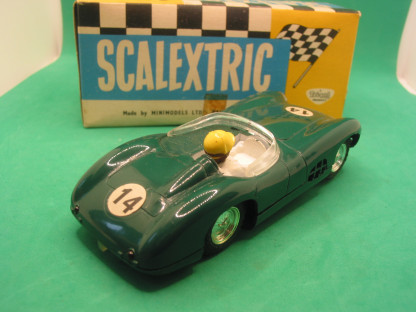 VINTAGE TRIANG SCALEXTRIC E2 C57 ASTON AMRTIN DBR #14 GREEN RUNS VERY WELL , NO MARKS - LIGHTS WORK INTIMITALY - ORIGINAL BULBS THAT WORK WHEN THEY FEEL LIKE IT!  NICE CRISP ORIGINAL BOX   VG+B - Image 5