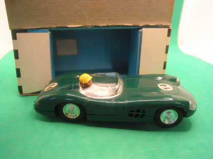 VINTAGE TRIANG SCALEXTRIC E2 C57 ASTON AMRTIN DBR #14 GREEN RUNS VERY WELL , NO MARKS - LIGHTS WORK INTIMITALY - ORIGINAL BULBS THAT WORK WHEN THEY FEEL LIKE IT!  NICE CRISP ORIGINAL BOX   VG+B - Image 3