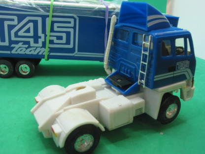 SCALEXTRIC T45 LEYLAND ROAD TRAIN nice condition - the white base of the truck is still white and not faded - chrome is on its sprue truck appears to be unrun - the box is included but would describe only as fair - Image 12