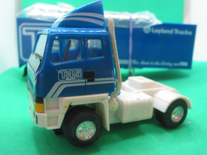 SCALEXTRIC T45 LEYLAND ROAD TRAIN nice condition - the white base of the truck is still white and not faded - chrome is on its sprue truck appears to be unrun - the box is included but would describe only as fair - Image 10