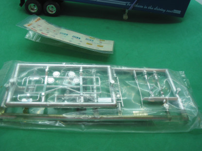 SCALEXTRIC T45 LEYLAND ROAD TRAIN nice condition - the white base of the truck is still white and not faded - chrome is on its sprue truck appears to be unrun - the box is included but would describe only as fair - Image 8