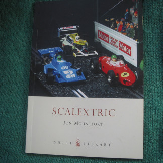 BOOK small soft cover -- SCALEXTRIC Jon Mountfort  excellent