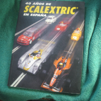 BOOK 40 ANOS DE SCALEXTRIC EN ESPANA - SPANISH LANGUAGE BOOK NICE IMAGES - PRE OWNED AND READ SO SOME MARKS ON FRONT COVER BUT VERY GOOD STILL