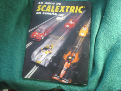 BOOK 40 ANOS DE SCALEXTRIC EN ESPANA - SPANISH LANGUAGE BOOK NICE IMAGES - PRE OWNED AND READ SO SOME MARKS ON FRONT COVER BUT VERY GOOD STILL