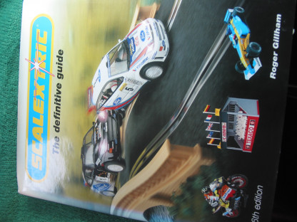book SCALEXTRIC THE DIVINITIVE  GUIDE  6TH EDITION EXCELLENT CONDITON - Image 2