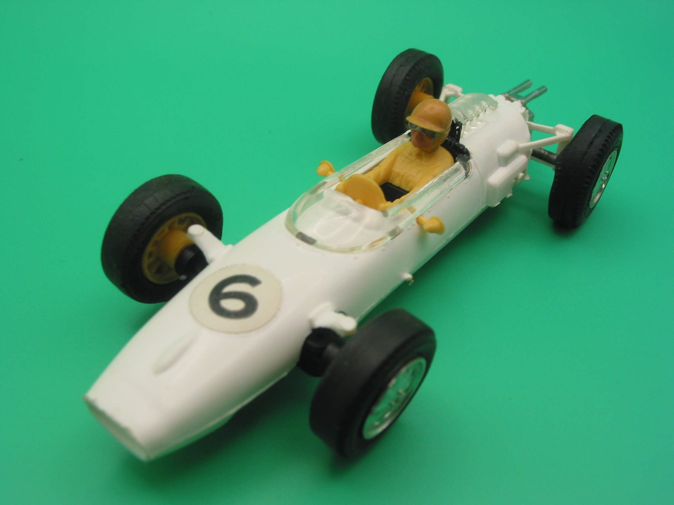 TRIANG SCALEXTRIC C81 COOPER FORMULA JUNIOR WHITE - DRIVER IS CAST IN YELLOW PLASTIC POSSIBLY A PROTO TYPE CAR - ALL THE C81 COOPERS NORMALLY HAVE DRIVERS CAST IN WHITE (RED CAR) AND BLUE (WHITE CAR) THE BEIGE DRIVERS HELMET IS ALSO UNIQUE TO THIS CAR . CAR APPEARS UNRUN GUIDE HAS NO SCRATCHES, NO MARKS ON THE WHITE BODY. LOVELY COLLECTORS ITEM - Image 8