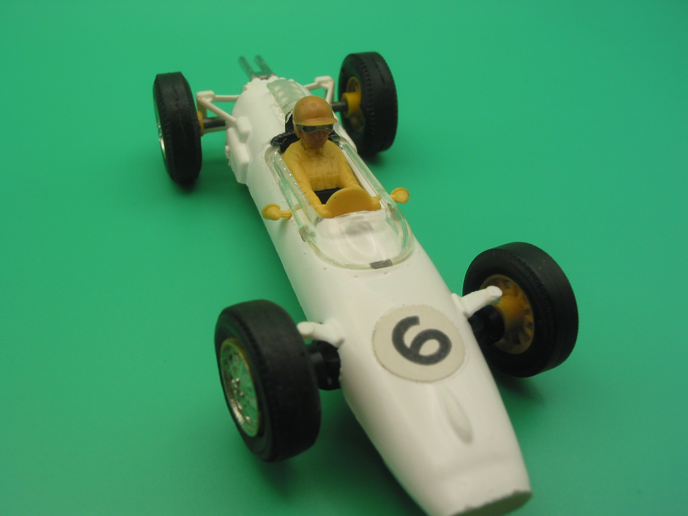 TRIANG SCALEXTRIC C81 COOPER FORMULA JUNIOR WHITE - DRIVER IS CAST IN YELLOW PLASTIC POSSIBLY A PROTO TYPE CAR - ALL THE C81 COOPERS NORMALLY HAVE DRIVERS CAST IN WHITE (RED CAR) AND BLUE (WHITE CAR) THE BEIGE DRIVERS HELMET IS ALSO UNIQUE TO THIS CAR . CAR APPEARS UNRUN GUIDE HAS NO SCRATCHES, NO MARKS ON THE WHITE BODY. LOVELY COLLECTORS ITEM - Image 7