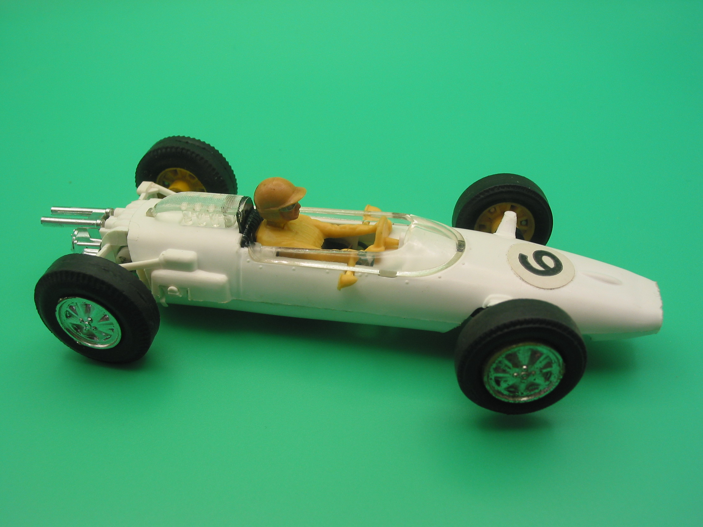 TRIANG SCALEXTRIC C81 COOPER FORMULA JUNIOR WHITE - DRIVER IS CAST IN YELLOW PLASTIC POSSIBLY A PROTO TYPE CAR - ALL THE C81 COOPERS NORMALLY HAVE DRIVERS CAST IN WHITE (RED CAR) AND BLUE (WHITE CAR) THE BEIGE DRIVERS HELMET IS ALSO UNIQUE TO THIS CAR . CAR APPEARS UNRUN GUIDE HAS NO SCRATCHES, NO MARKS ON THE WHITE BODY. LOVELY COLLECTORS ITEM - Image 6