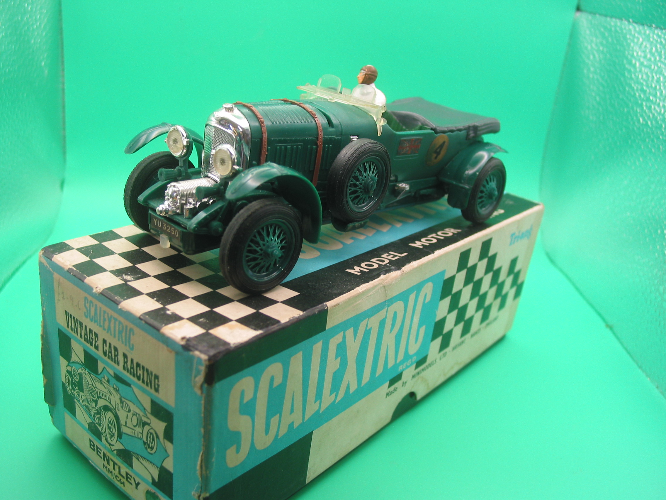 VINTAGE TRIANG SCALEXTRIC C64 BENTLEY GREEN vintage 1960's first issue all original Picture on the box, you can still see the original price £2-9-6 instructions still in the box