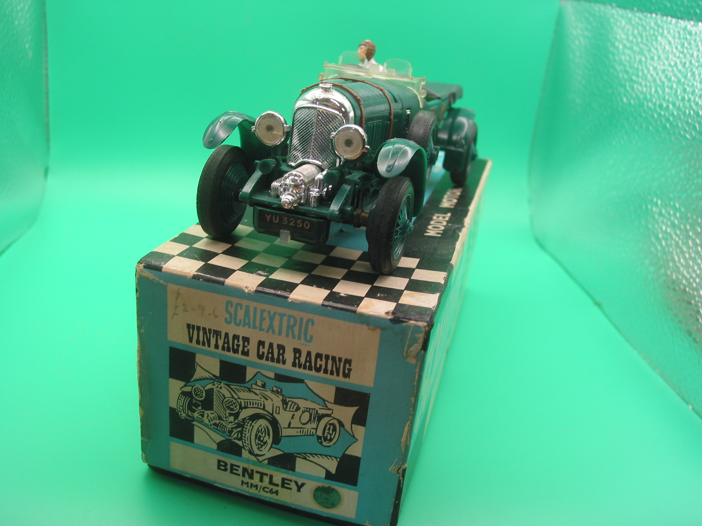 VINTAGE TRIANG SCALEXTRIC C64 BENTLEY GREEN vintage 1960's first issue all original Picture on the box, you can still see the original price £2-9-6 instructions still in the box - Image 3