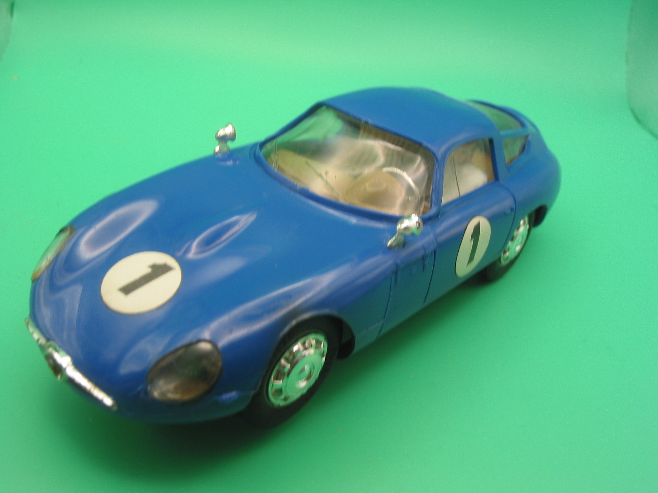 VINTAGE TRIANG SCALEXTRIC 24C/100 ALFA ROMEO GTZ 1/24TH SCALE ORIGINAL MIRRORS IN VERY GOOD CONDITION THE REAR VALANCE IS A VERY SLIGHT DIFFERENT SHADE OF BLUE, BUT THIS IS TO BE EXPECTED AS THE WERE MOULDED SEPARATLY - STANDS REALLY WELL -- VG UNBOXED - Image 2