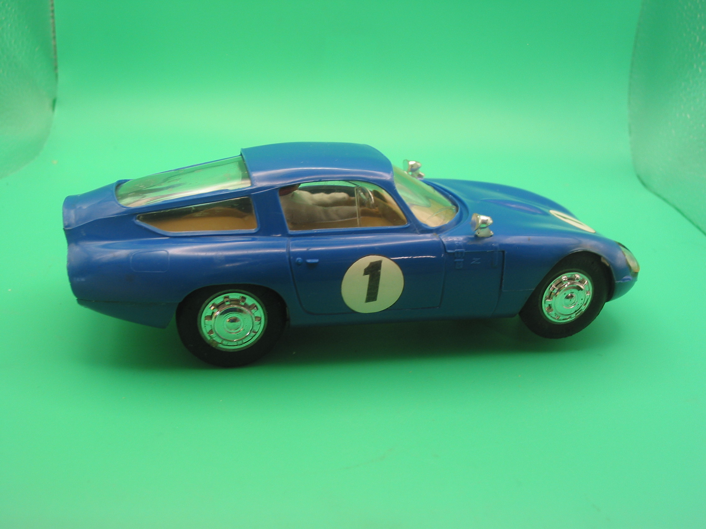 VINTAGE TRIANG SCALEXTRIC 24C/100 ALFA ROMEO GTZ 1/24TH SCALE ORIGINAL MIRRORS IN VERY GOOD CONDITION THE REAR VALANCE IS A VERY SLIGHT DIFFERENT SHADE OF BLUE, BUT THIS IS TO BE EXPECTED AS THE WERE MOULDED SEPARATLY - STANDS REALLY WELL -- VG UNBOXED