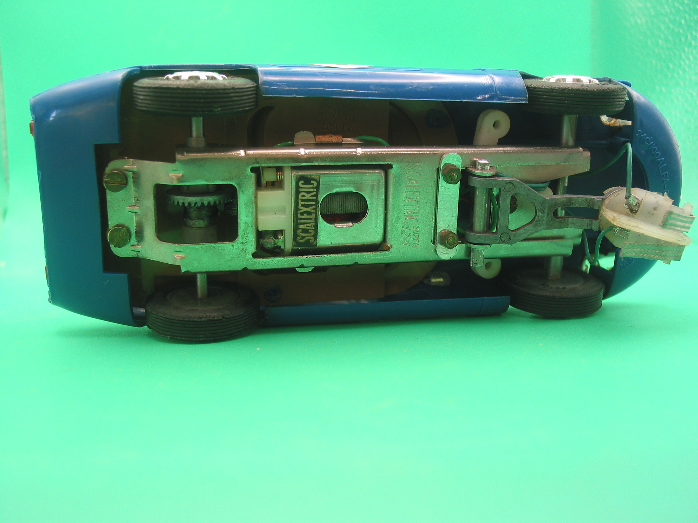 VINTAGE TRIANG SCALEXTRIC 24C/100 ALFA ROMEO GTZ 1/24TH SCALE ORIGINAL MIRRORS IN VERY GOOD CONDITION THE REAR VALANCE IS A VERY SLIGHT DIFFERENT SHADE OF BLUE, BUT THIS IS TO BE EXPECTED AS THE WERE MOULDED SEPARATLY - STANDS REALLY WELL -- VG UNBOXED - Image 5