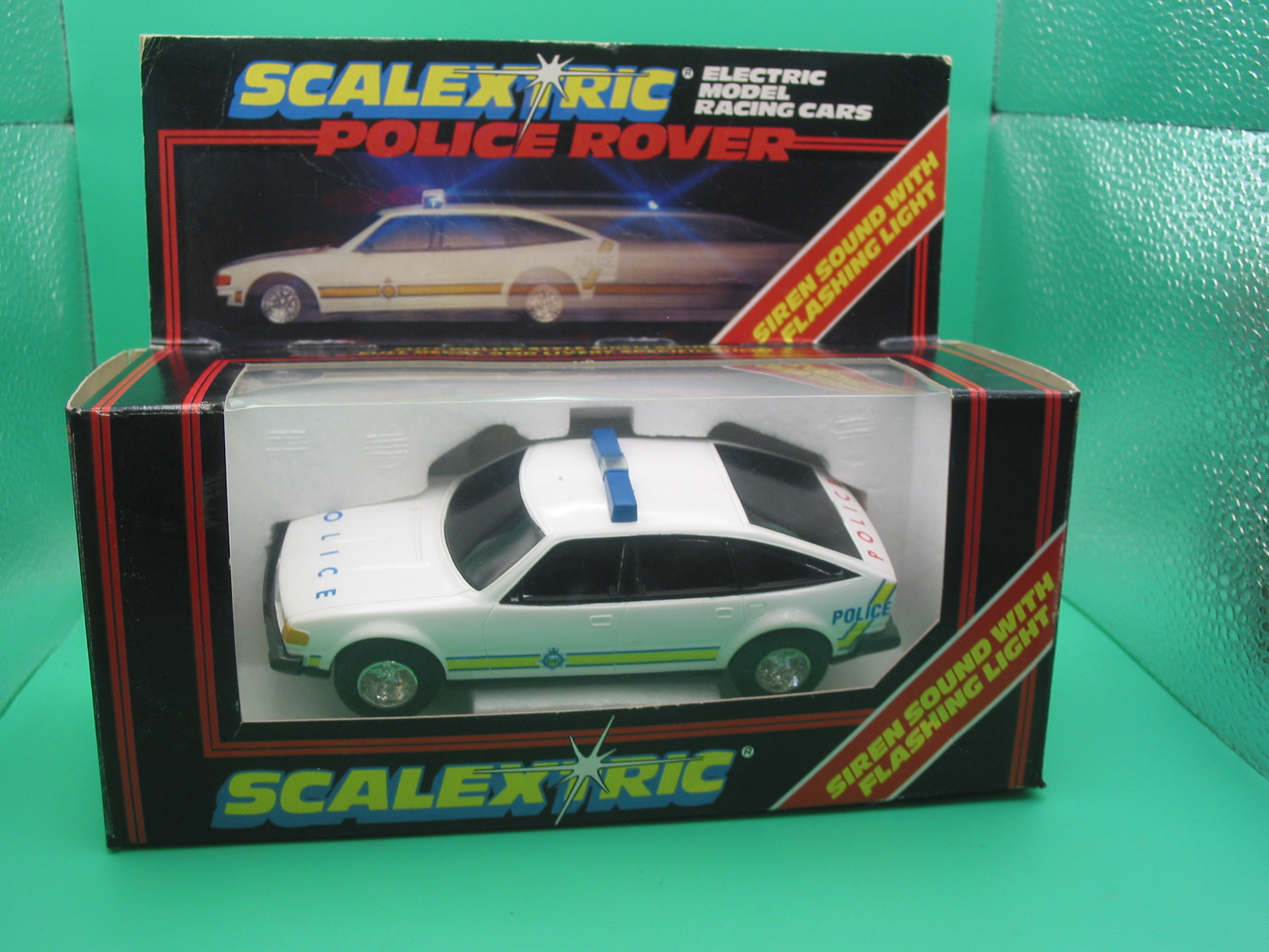 VINTAGE SCALEXTRIC C284 POLICE ROVER working siren and flashing roof light - mirrors still on the sprue - original box and instructions box has has new cellophane, had some slight use the car is nice and white with no marks vgb
