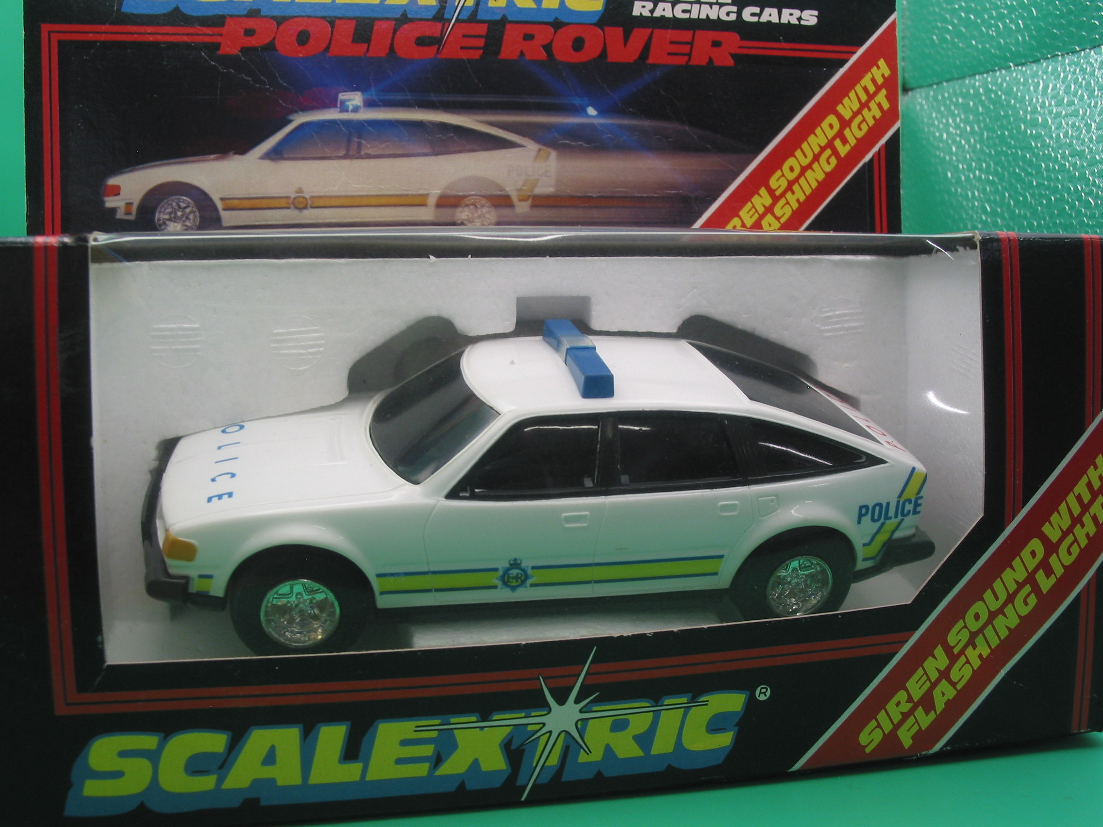 VINTAGE SCALEXTRIC C284 POLICE ROVER working siren and flashing roof light - mirrors still on the sprue - original box and instructions box has has new cellophane, had some slight use the car is nice and white with no marks vgb - Image 3