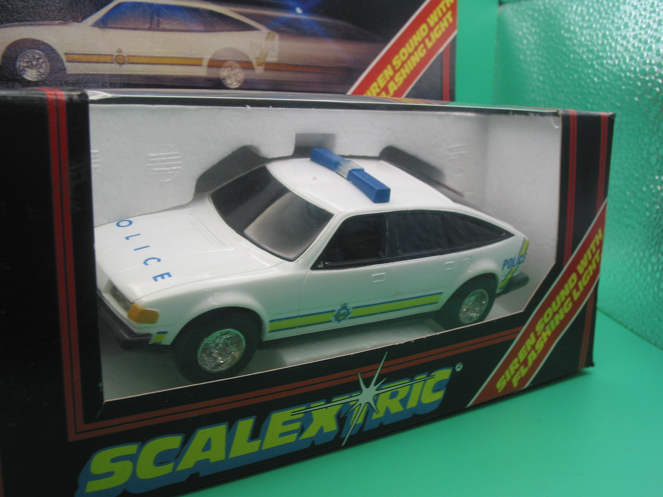 VINTAGE SCALEXTRIC C284 POLICE ROVER working siren and flashing roof light - mirrors still on the sprue - original box and instructions box has has new cellophane, had some slight use the car is nice and white with no marks vgb - Image 4