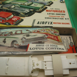 AIRFIX MOTOR RACING 1/32 SCALE MOTORISED LOTUS CORTINA PRODUCTION CAR CONSTRUCTION KIT - AMAZING UNBUIT KIT- SEE PICTURES