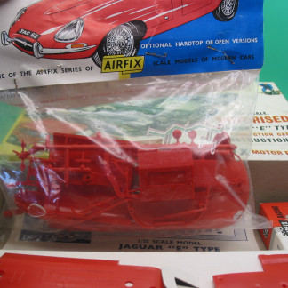 AIRFIX MOTOR RACING 1/32 SCALE MOTORISED JAGUAR E TYPE PRODUCTION CAR CONSTRUCTION KIT - AMAZING UNBUIT KIT- SEE PICTURES