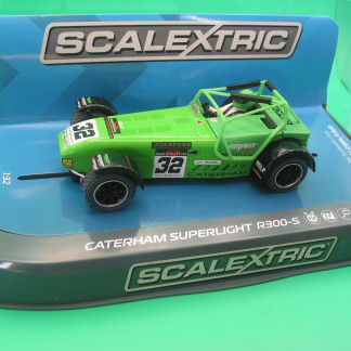 SCALEXTRIC C3871 CATERHAM SUPERLIGHT R300-S LEE WIGGINS #32 GREEN BNIB