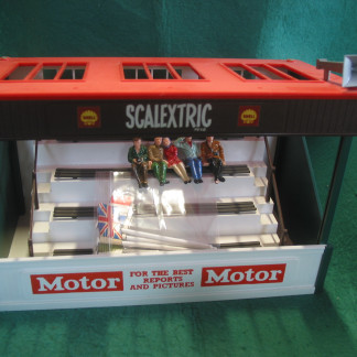SCALEXTRIC VINTAGE A/209 GRANDSTAND 'MOTOR FOR THE BEST REPORTS AND PICTURES MOTOR' EXC UNBOXED ONE SET OF FIGURES AND FLAGS