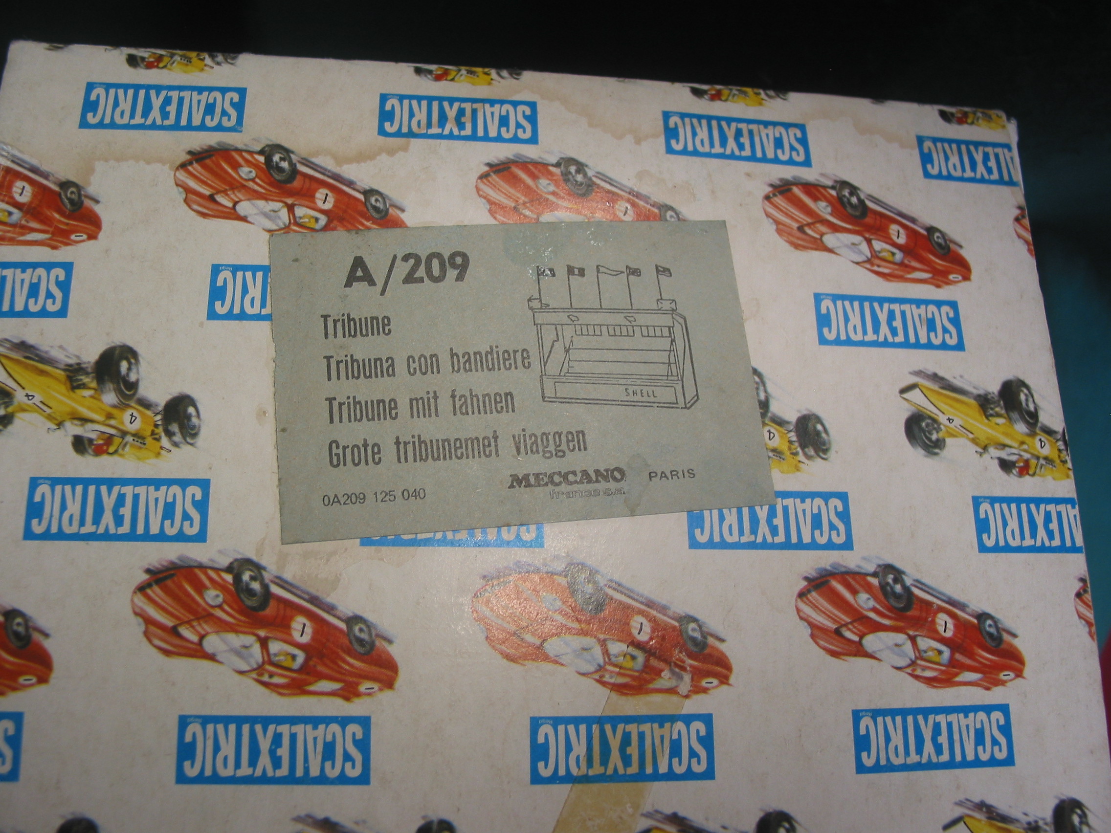 SCALEXTRIC VINTAGE A/209 meccano triang 'TRIBUNE ' FRENCH GRANDSTAND 'KLG ADVERT ON TOP ' NICE EARLY BOX PAINTED FIGURES DRIAN PIPE AND FLAGS - Image 2