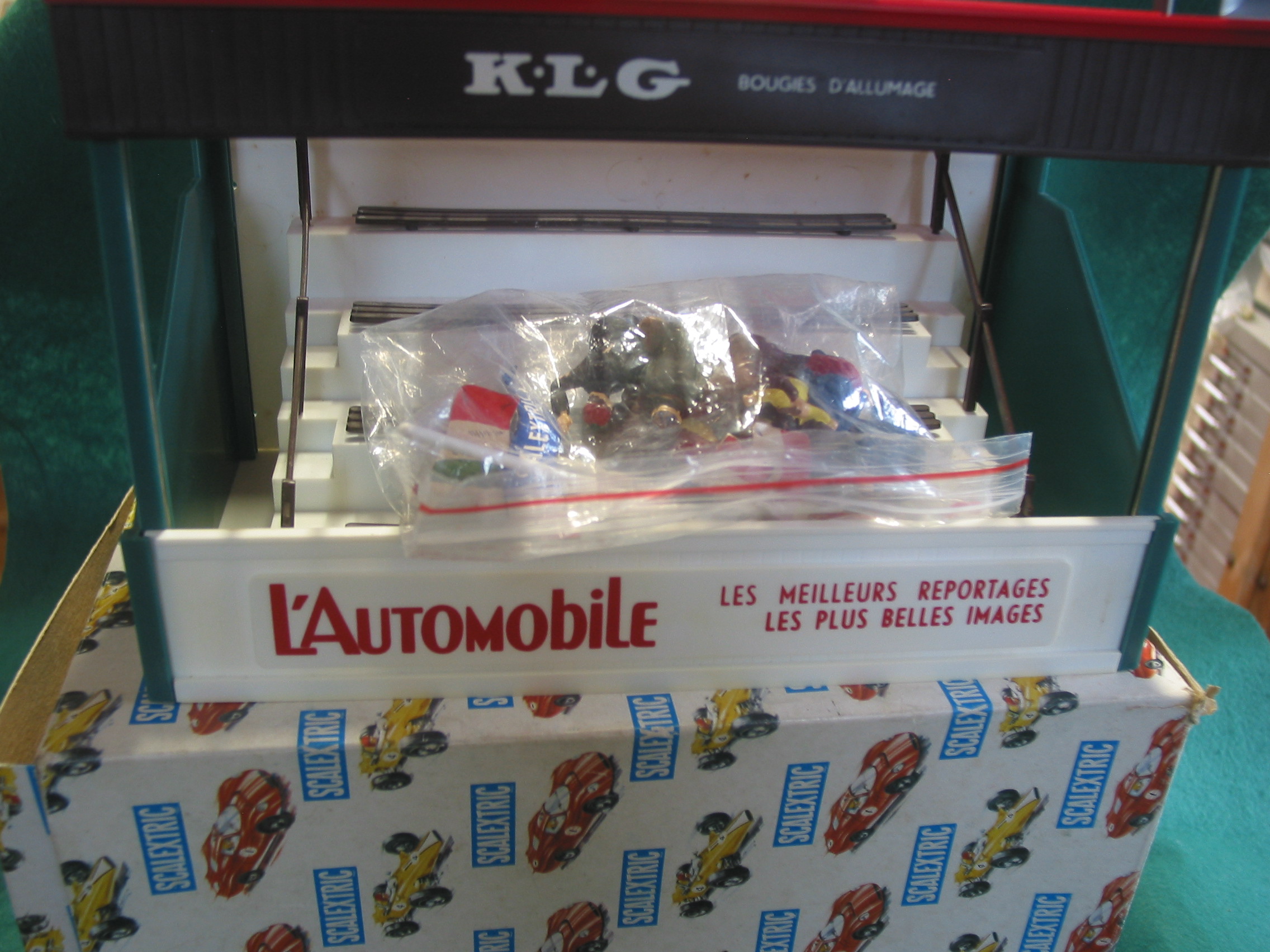 SCALEXTRIC VINTAGE A/209 meccano triang 'TRIBUNE ' FRENCH GRANDSTAND 'KLG ADVERT ON TOP ' NICE EARLY BOX PAINTED FIGURES DRIAN PIPE AND FLAGS