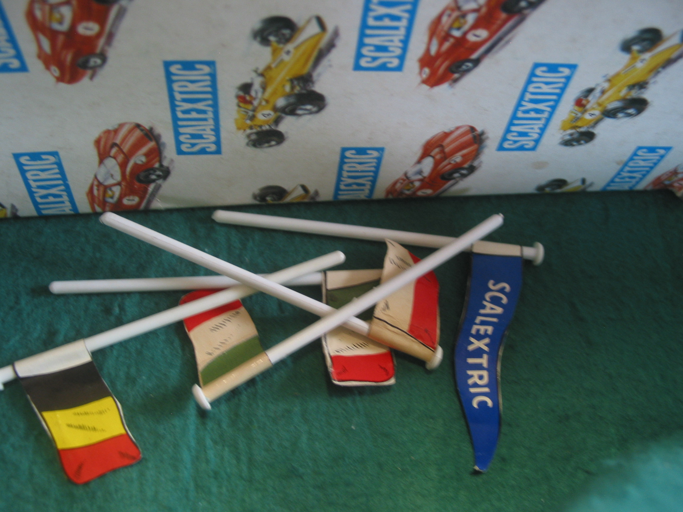 SCALEXTRIC VINTAGE A/209 meccano triang 'TRIBUNE ' FRENCH GRANDSTAND 'KLG ADVERT ON TOP ' NICE EARLY BOX PAINTED FIGURES DRIAN PIPE AND FLAGS - Image 6