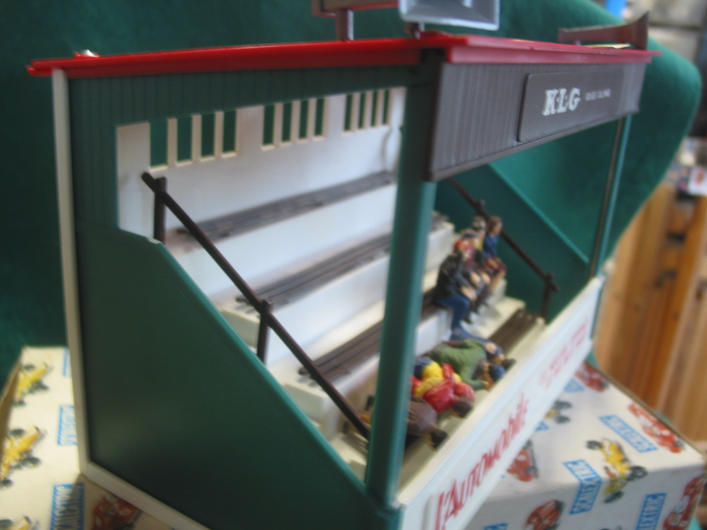 SCALEXTRIC VINTAGE A/209 meccano triang 'TRIBUNE ' FRENCH GRANDSTAND 'KLG ADVERT ON TOP ' NICE EARLY BOX PAINTED FIGURES DRIAN PIPE AND FLAGS - Image 4