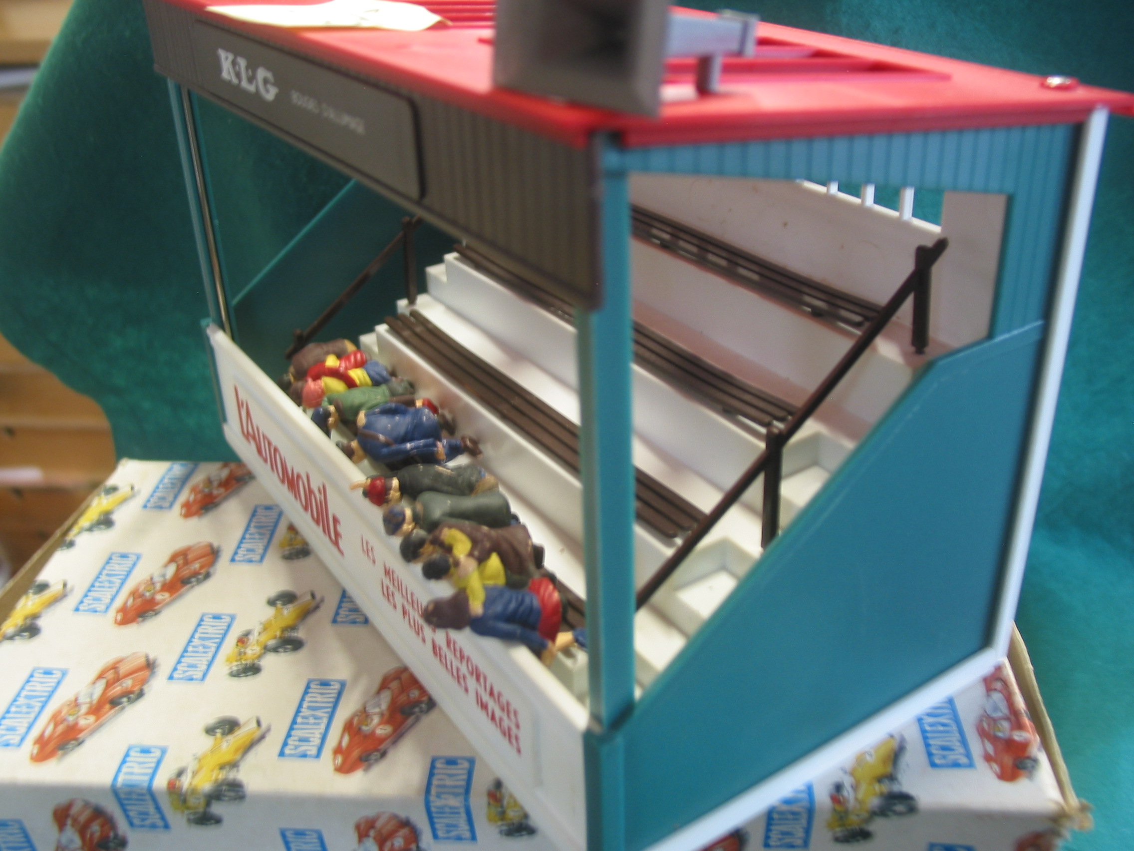 SCALEXTRIC VINTAGE A/209 meccano triang 'TRIBUNE ' FRENCH GRANDSTAND 'KLG ADVERT ON TOP ' NICE EARLY BOX PAINTED FIGURES DRIAN PIPE AND FLAGS - Image 3
