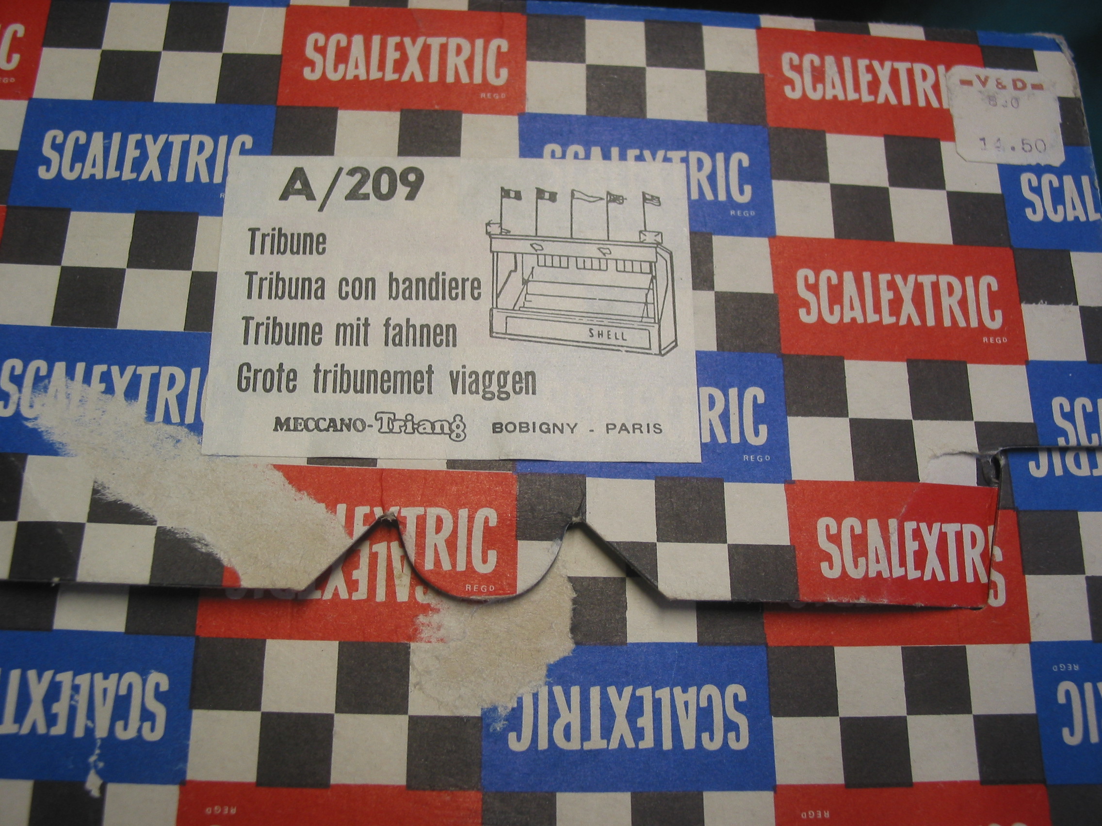 SCALEXTRIC VINTAGE A/209 meccano triang 'TRIBUNE ' FRENCH GRAND STAND 'L'AUTOMOBILE LES MEILLEURS REPORTAGES LES PLIS BELLES IMAGES ' WITH TWO SETS UN PAINTED FIGURES-FULL SET OF FLAG POLES ETC- VERY NICE EXAMPLE - Image 2