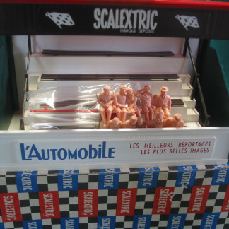 SCALEXTRIC VINTAGE A/209 meccano triang 'TRIBUNE ' FRENCH GRAND STAND 'L'AUTOMOBILE LES MEILLEURS REPORTAGES LES PLIS BELLES IMAGES ' WITH TWO SETS UN PAINTED FIGURES-FULL SET OF FLAG POLES ETC- VERY NICE EXAMPLE