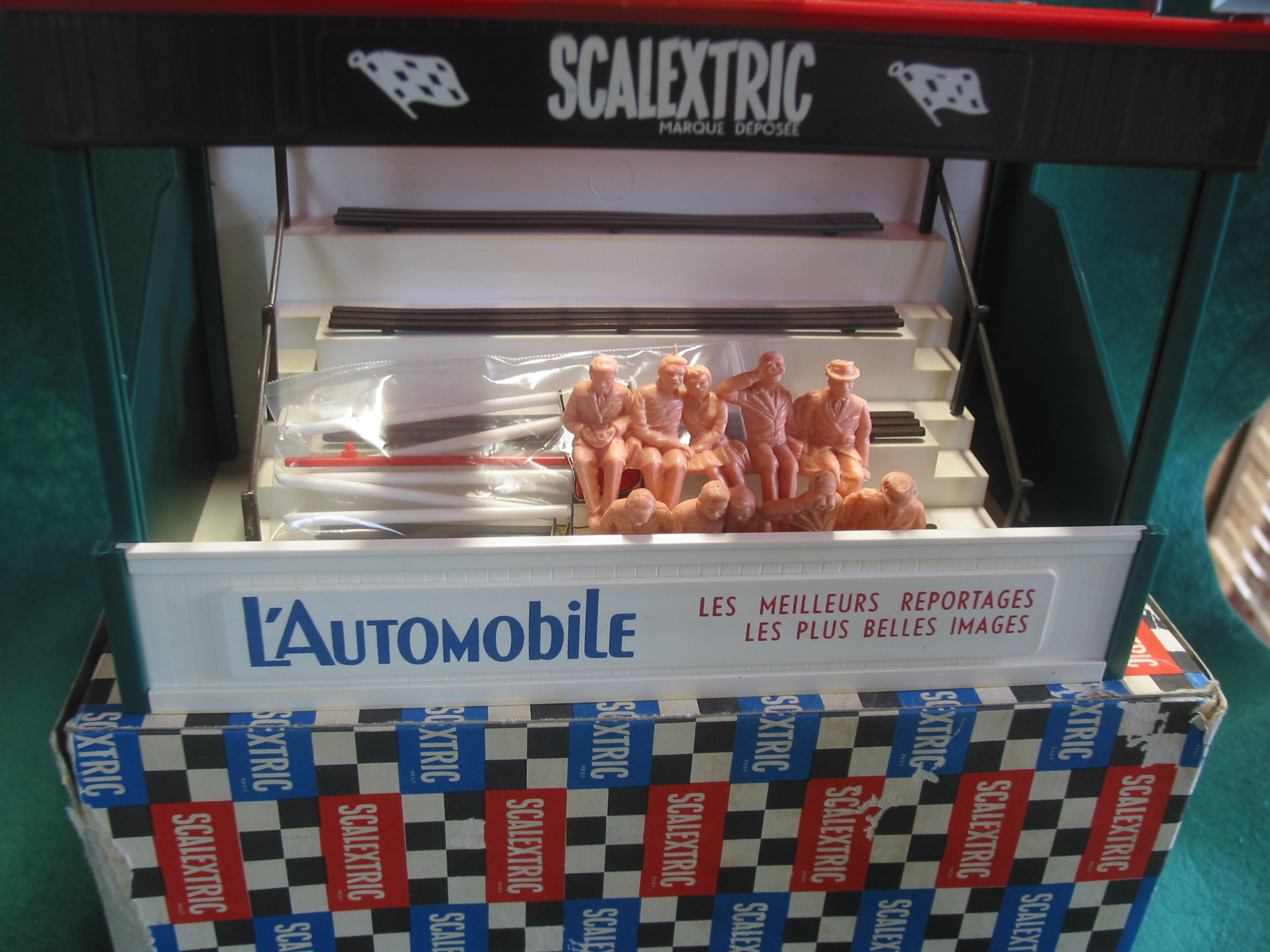 SCALEXTRIC VINTAGE A/209 meccano triang 'TRIBUNE ' FRENCH GRAND STAND 'L'AUTOMOBILE LES MEILLEURS REPORTAGES LES PLIS BELLES IMAGES ' WITH TWO SETS UN PAINTED FIGURES-FULL SET OF FLAG POLES ETC- VERY NICE EXAMPLE