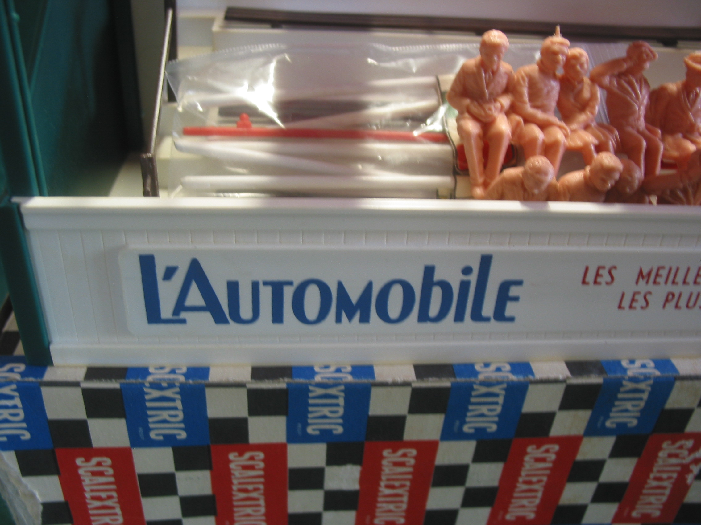 SCALEXTRIC VINTAGE A/209 meccano triang 'TRIBUNE ' FRENCH GRAND STAND 'L'AUTOMOBILE LES MEILLEURS REPORTAGES LES PLIS BELLES IMAGES ' WITH TWO SETS UN PAINTED FIGURES-FULL SET OF FLAG POLES ETC- VERY NICE EXAMPLE - Image 7